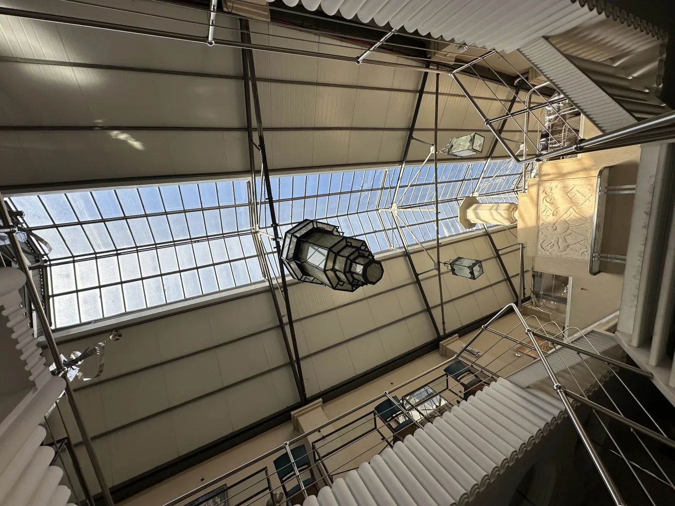 모던한 공간에 걸려있는 고풍스러운 랜턴, 자연광 아래.