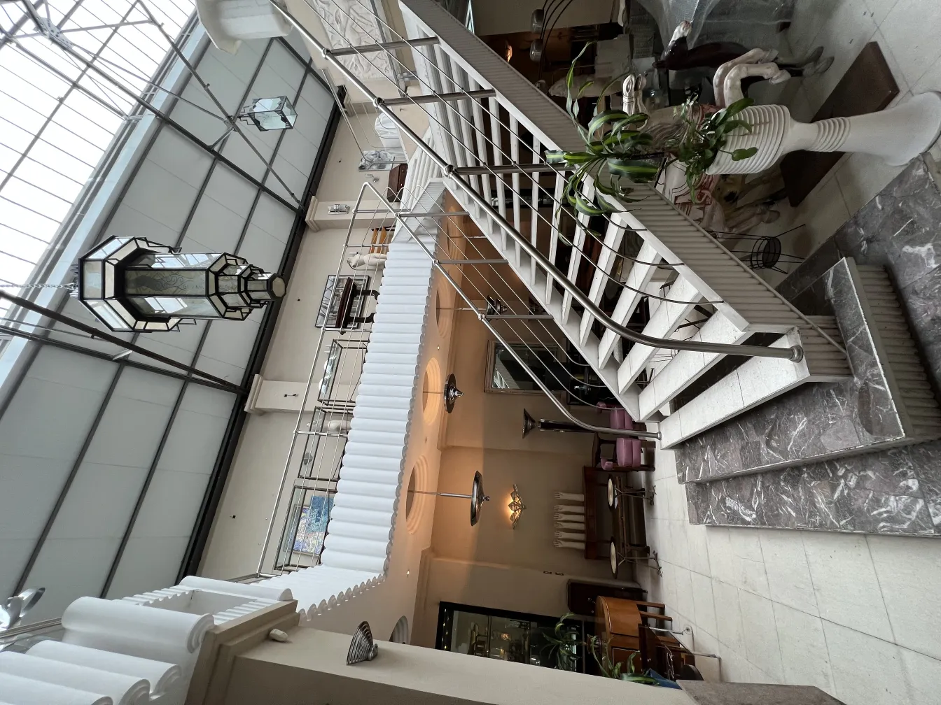 प्राचीन लालटेन जिसमें चमकीले वातावरण में कांच का विवरण है।