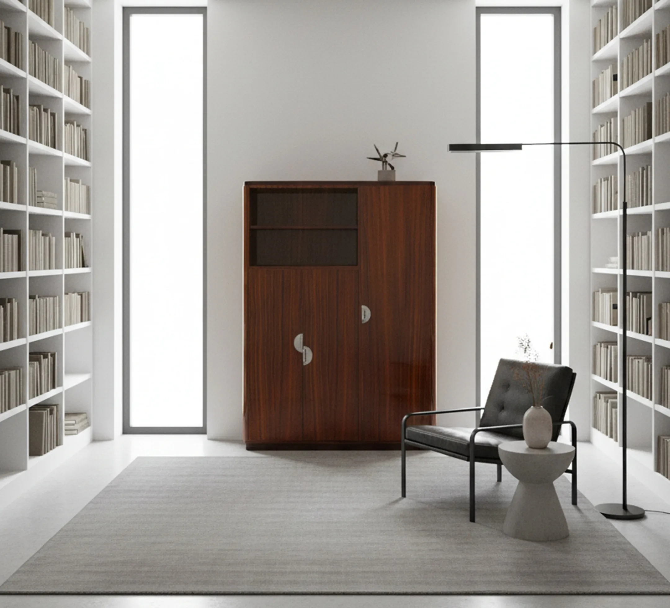 Libreria antica con ripiani pieni di libri.