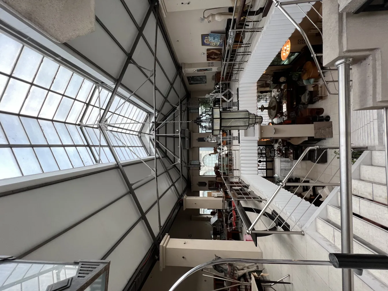 Dekorative antike Lampen in einem gemütlichen Ambiente mit anderen Gegenständen