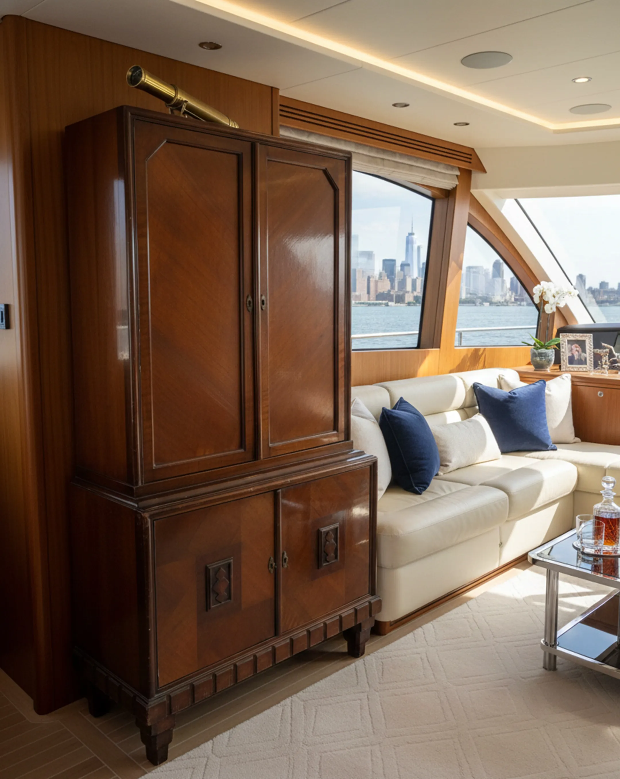 biblioteca antigua con telescopio y entorno contemporáneo