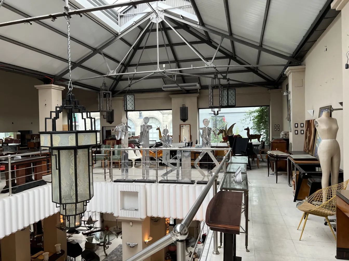 Lanterne antique décorative dans un salon avec divers meubles.