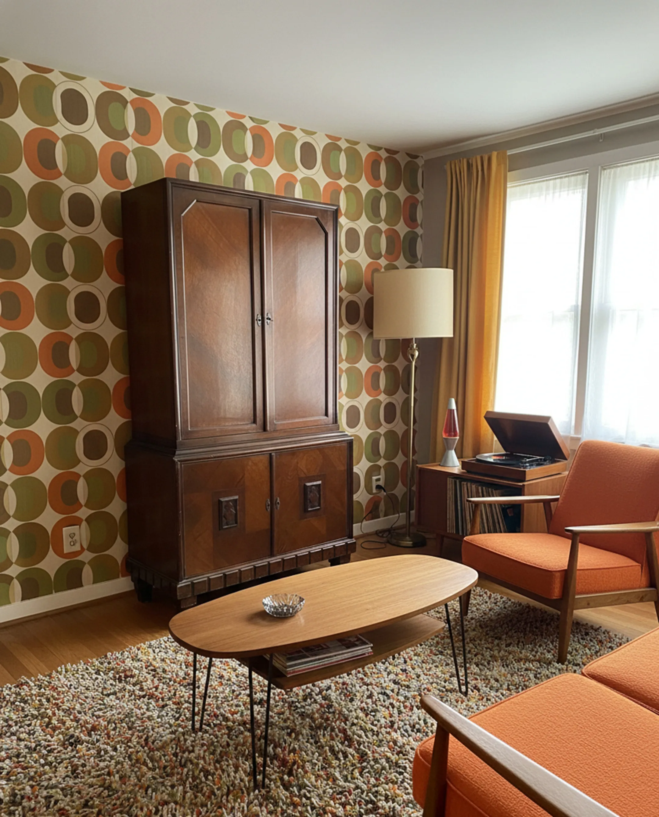 아늑한 환경에서 어두운 디테일이 있는 고전적인 레트로 책장