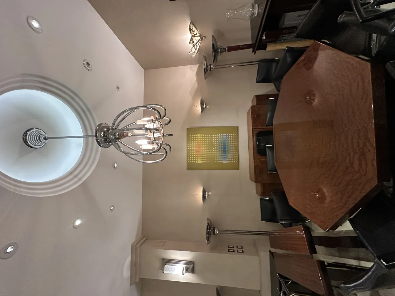 lanterne ancienne élégante dans un salon moderne avec une table