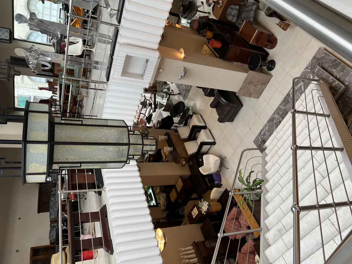 Farola antiga com design decorativo em um ambiente elegante.