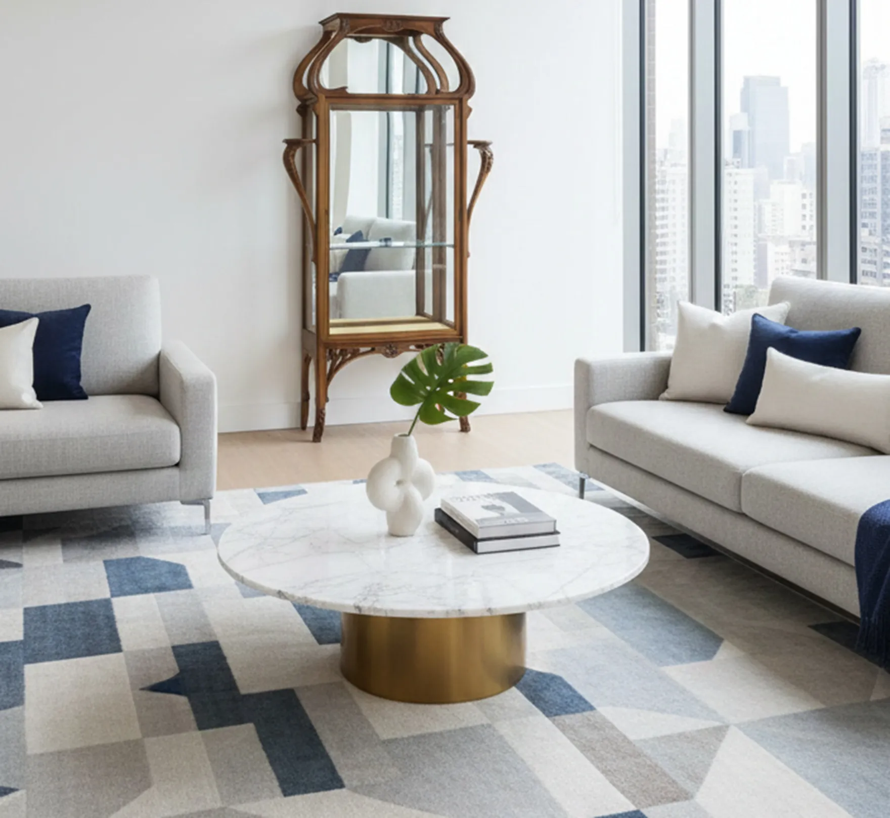 古董展示柜带镜子，现代环境，优雅装饰