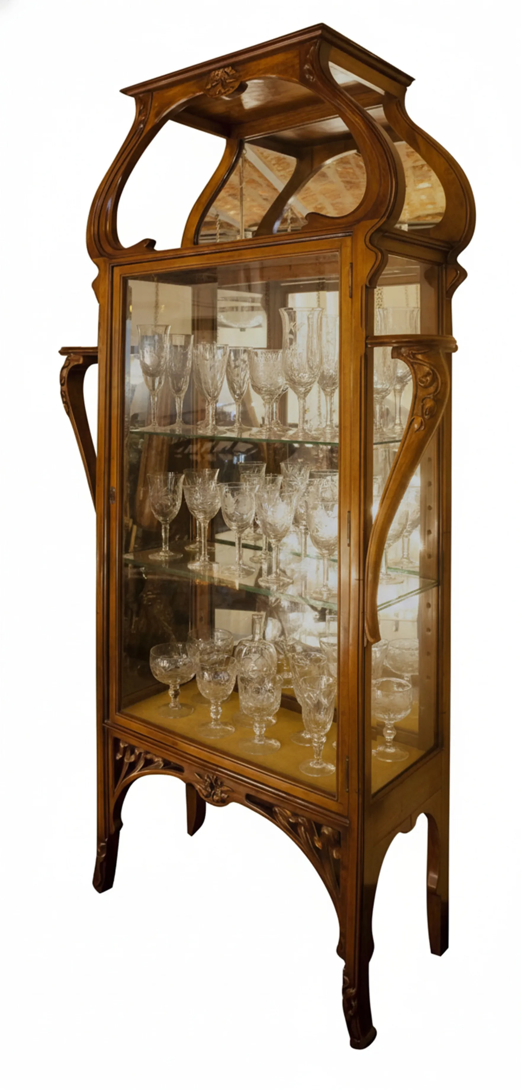 vitrine ancienne présentant des cristaux décoratifs, avec un design classique et élégant