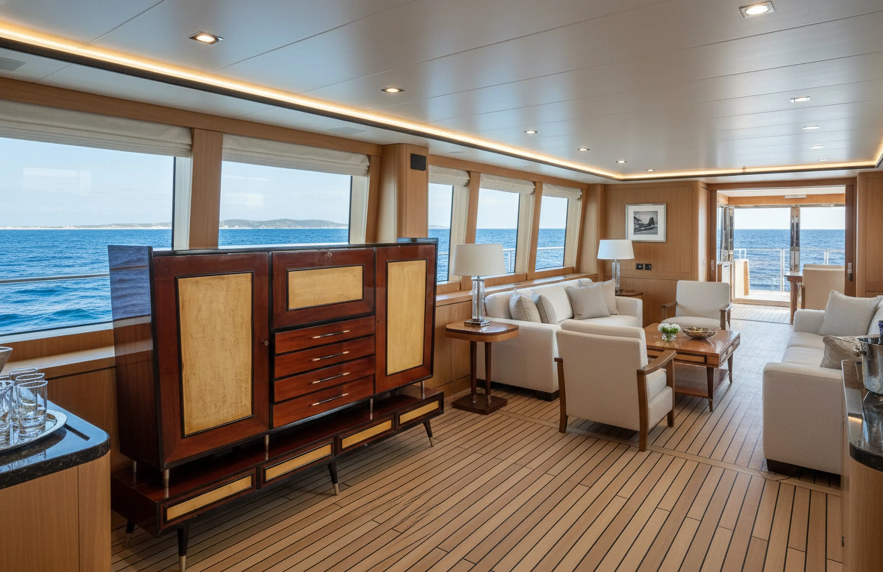 古董书架在带海景的客厅中，优雅舒适。