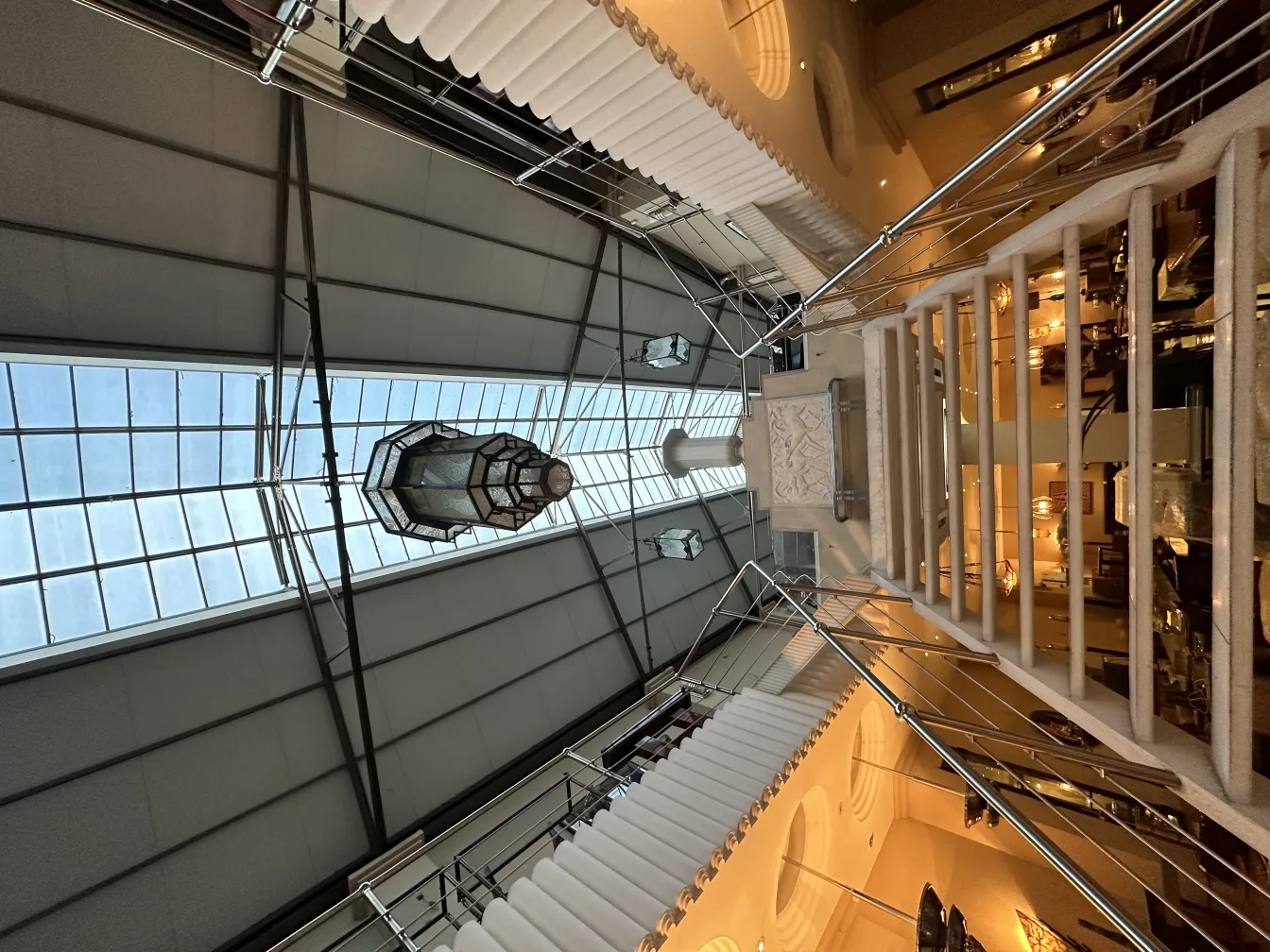 悬挂的古董灯笼在优雅的照明环境中