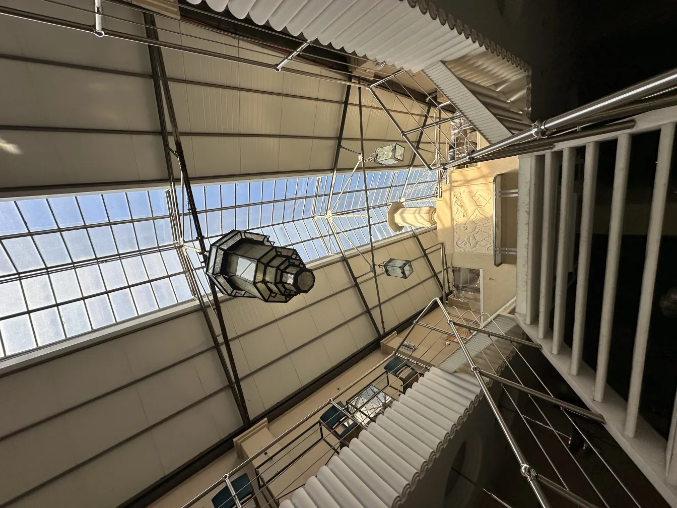 antike hängende Lampe in einem hellen Raum