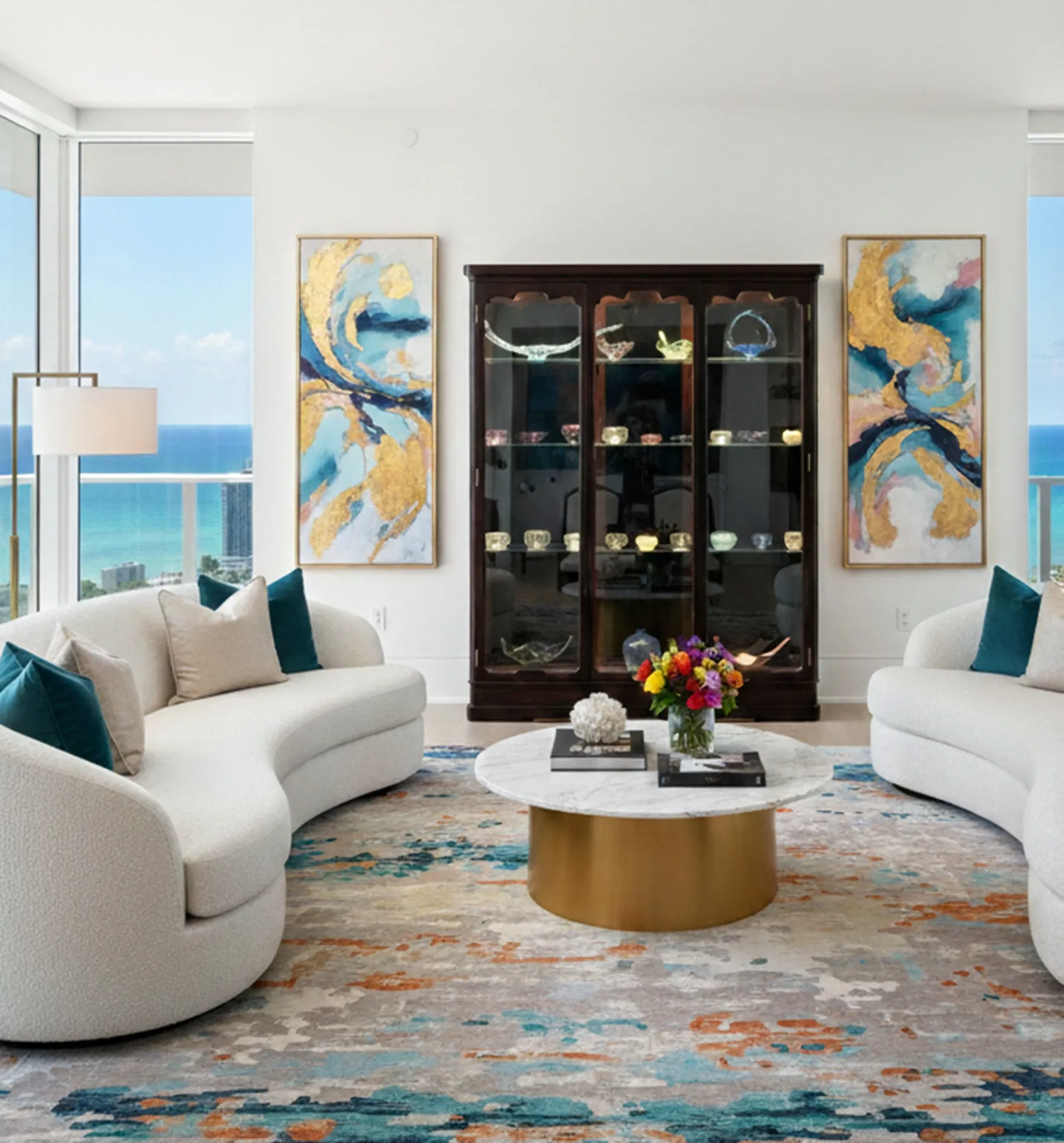 古董展示柜，装饰细节显得优雅