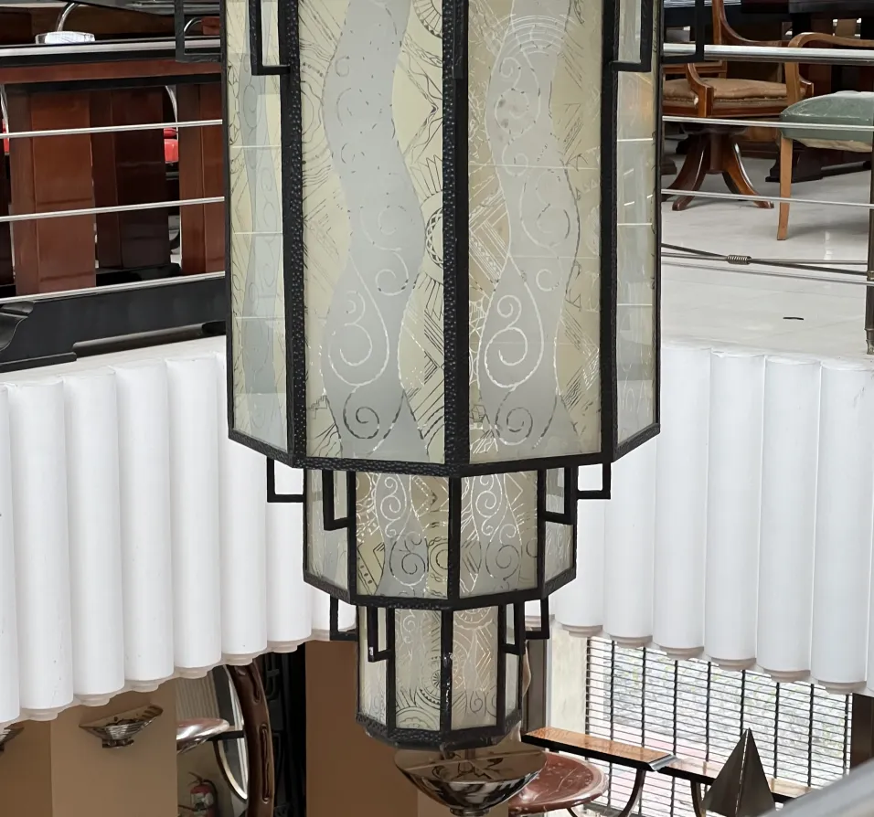 Farol antiguo con diseño en vidrio y base decorativa