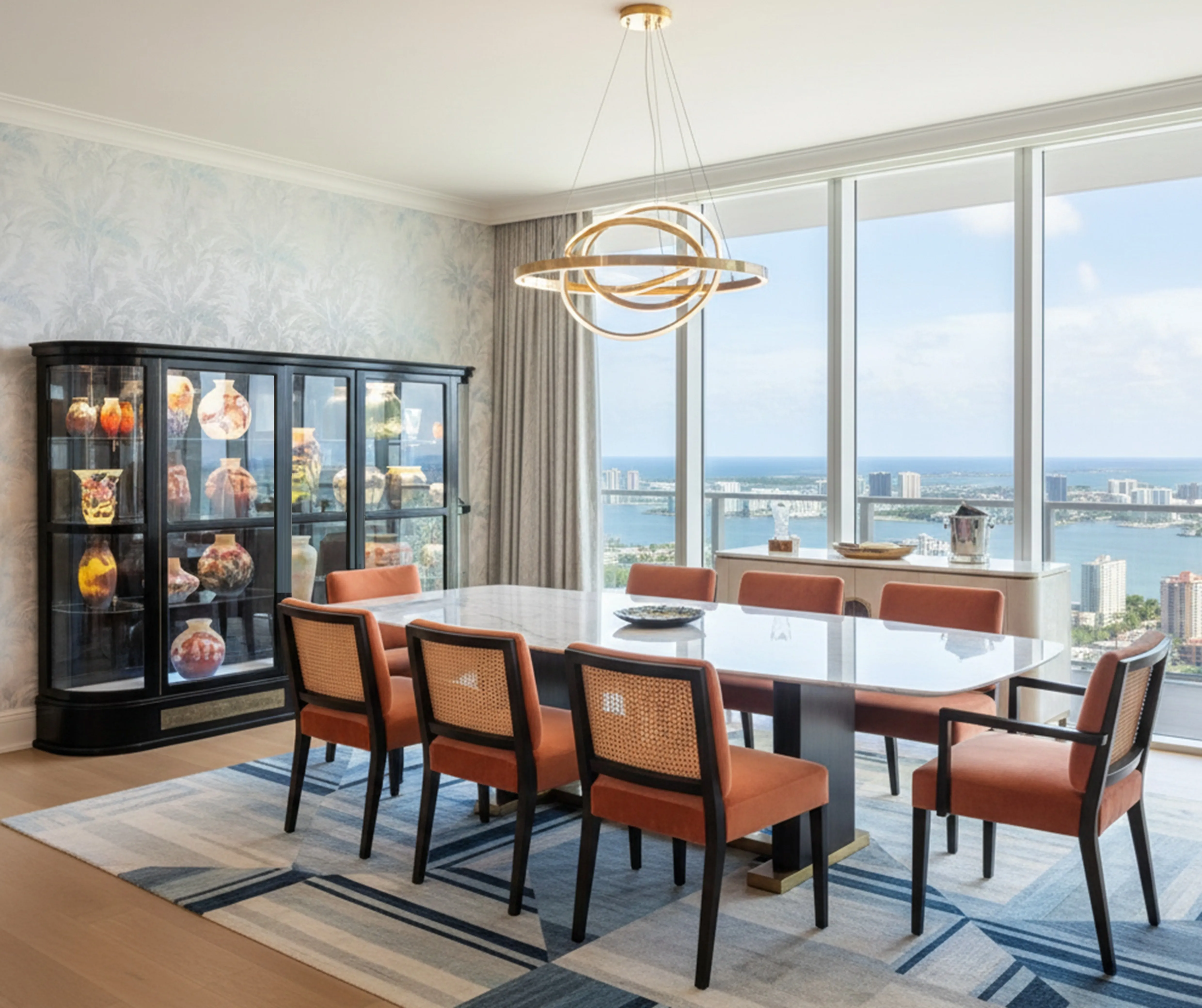 고전적인 진열장은 다채로운 꽃병과 함께 있으며, 우아한 환경에 놓여 있습니다.