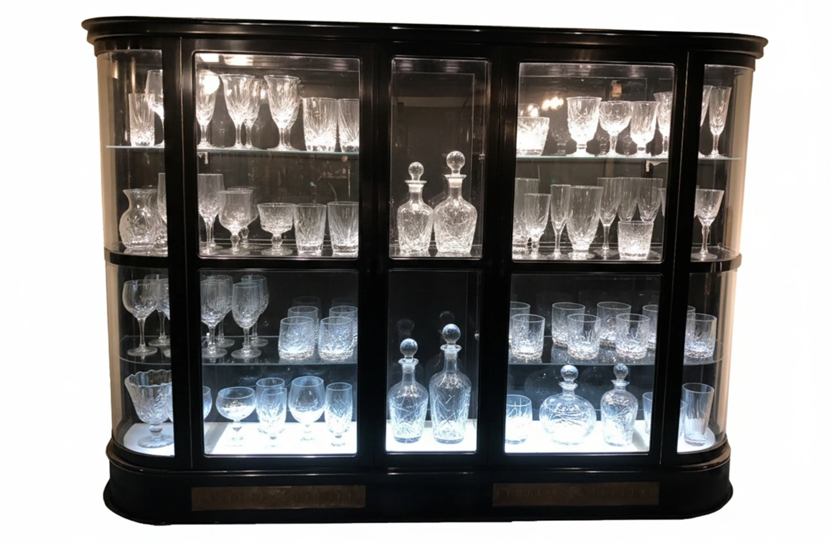 ガラス食器の見事な陳列に使われる古いケース。