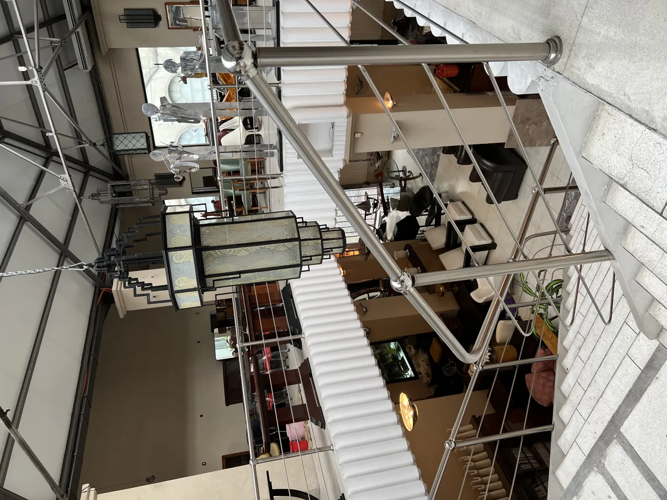 Lanterna antica sospesa con design elegante in un ambiente moderno