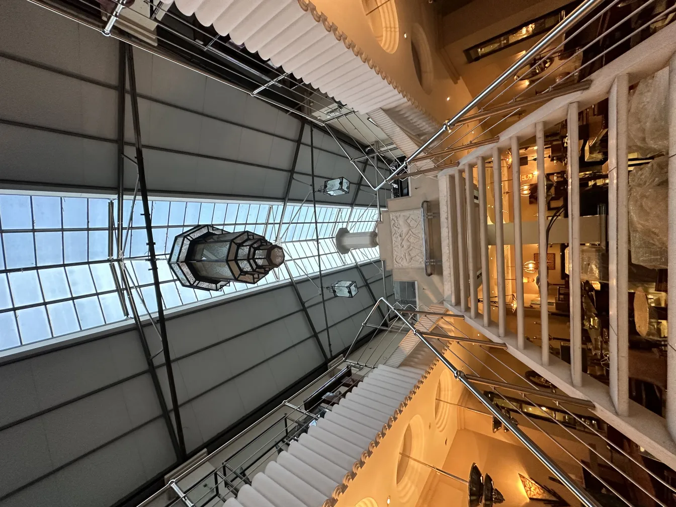 lanterne ancienne en verre suspendue dans un design élégant