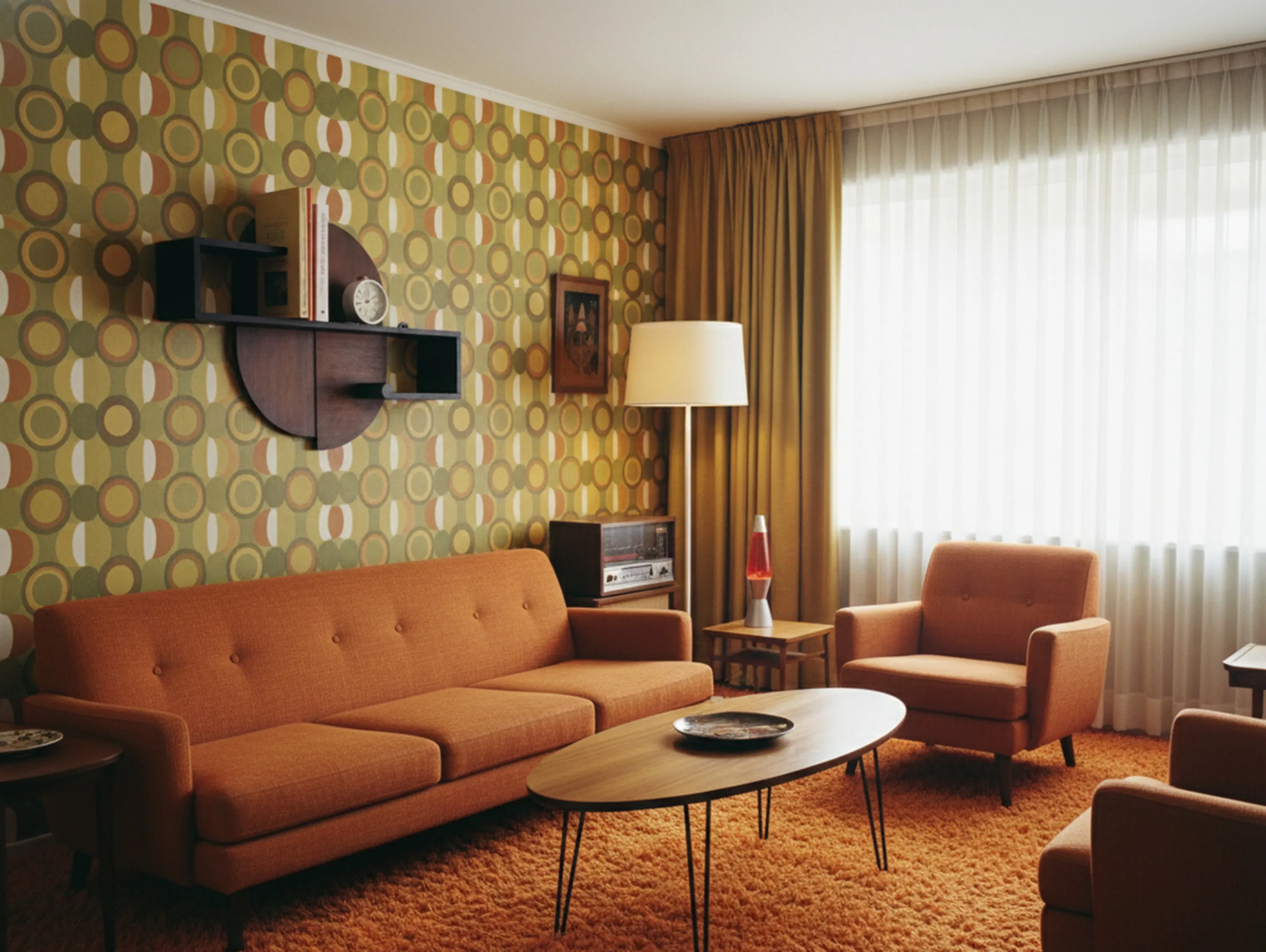 декоративный антикварный книжный шкаф с книгами и окружающими элементами