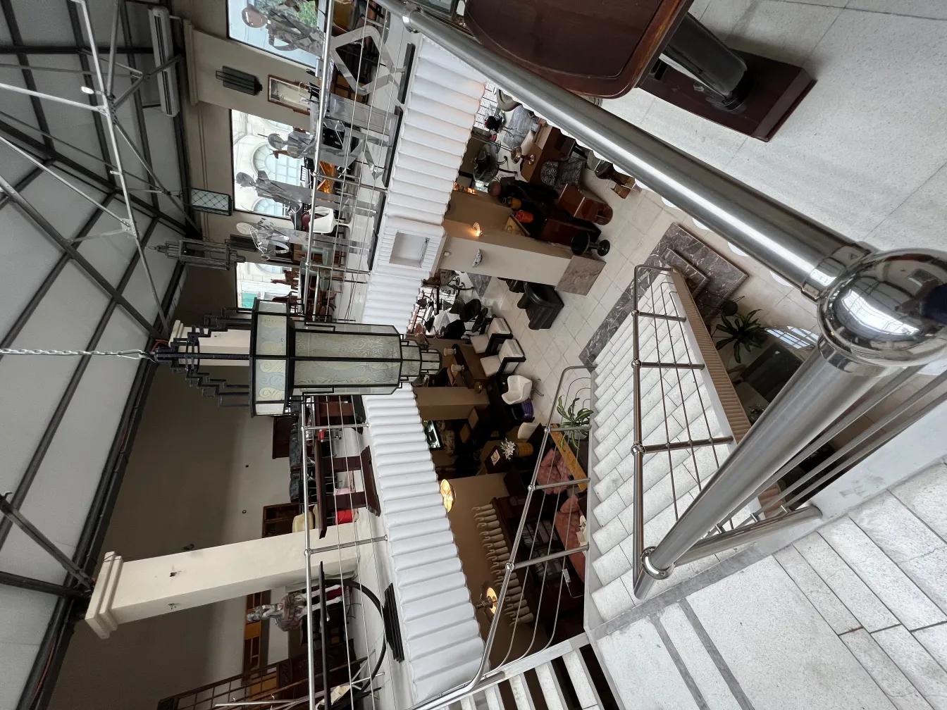 पुराने लाइट के डिज़ाइन के साथ एक कक्ष में लटका हुआ