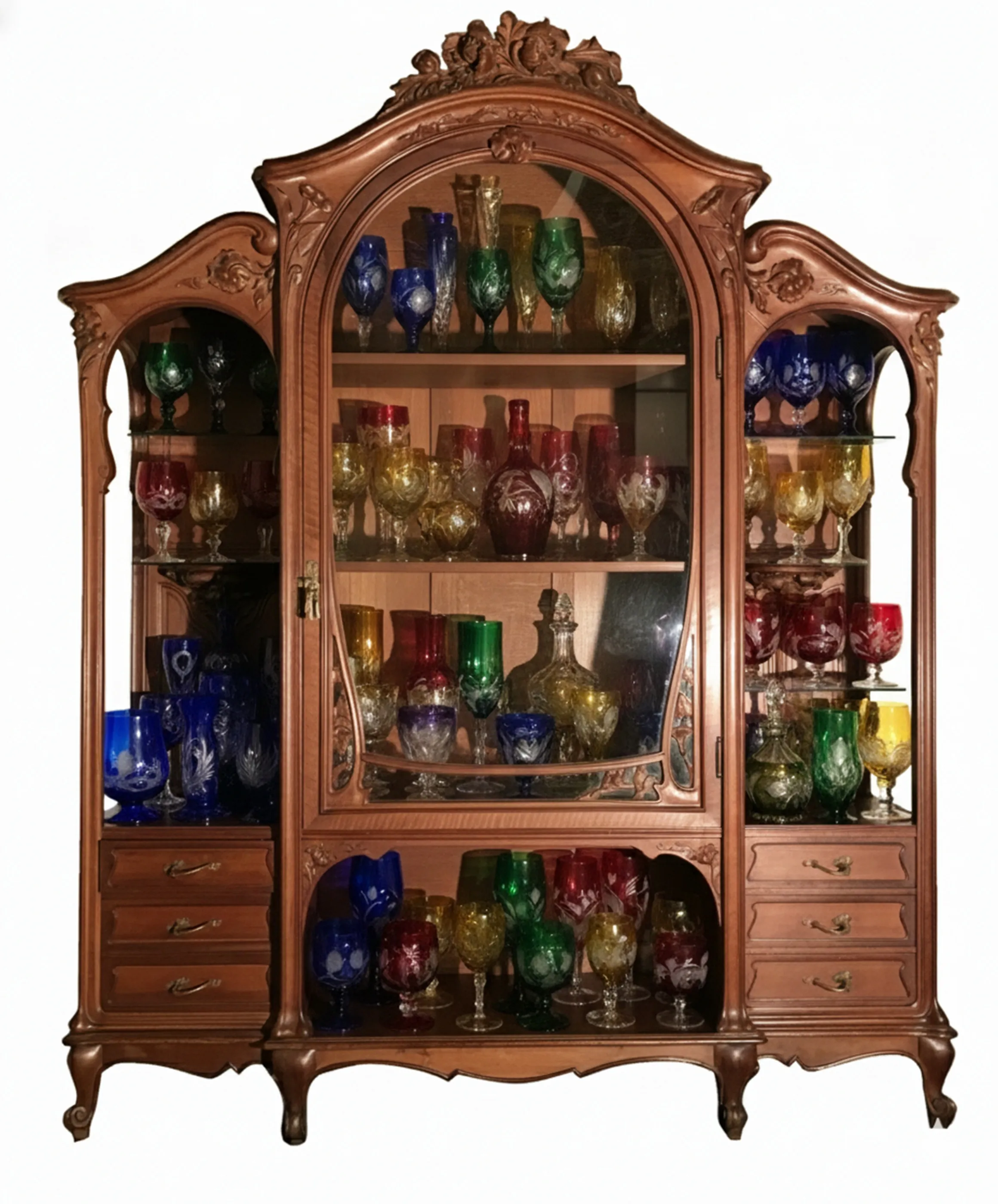 Vitrine ancienne avec verre, présentant des verres colorés, style élégant.