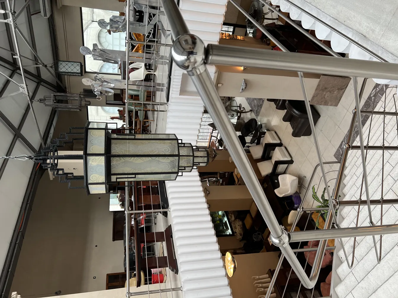 Старинный декоративный фонарь с элегантным дизайном, свисающим в современном интерьере.