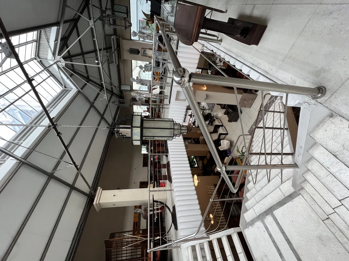 hängende antike lampe in eleganter umgebung, sanfte beleuchtung