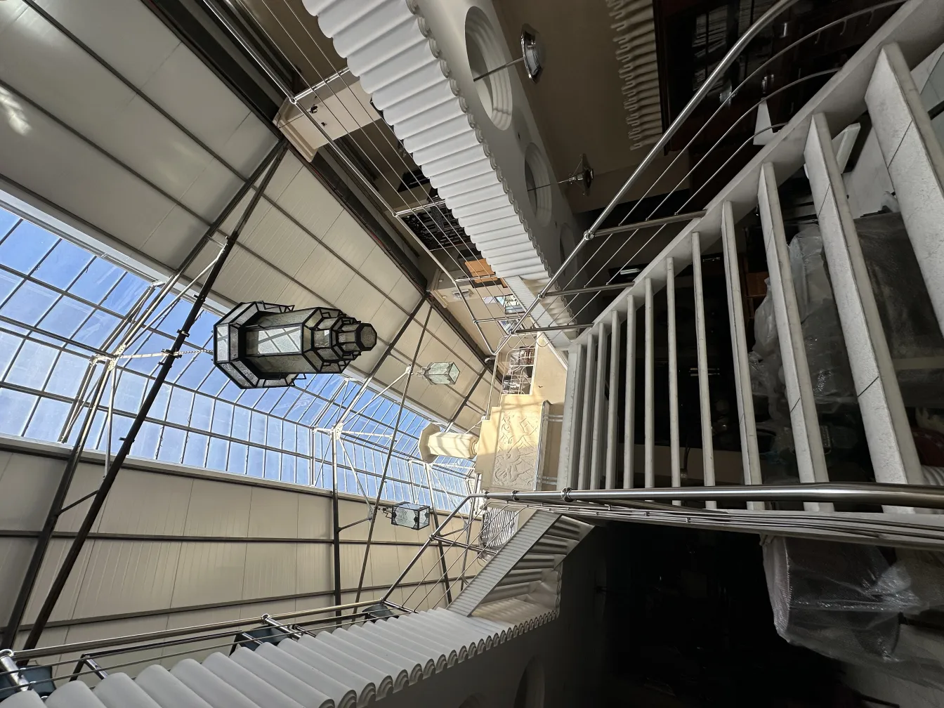 Lanterne ancienne suspendue dans un espace intérieur avec fenêtres