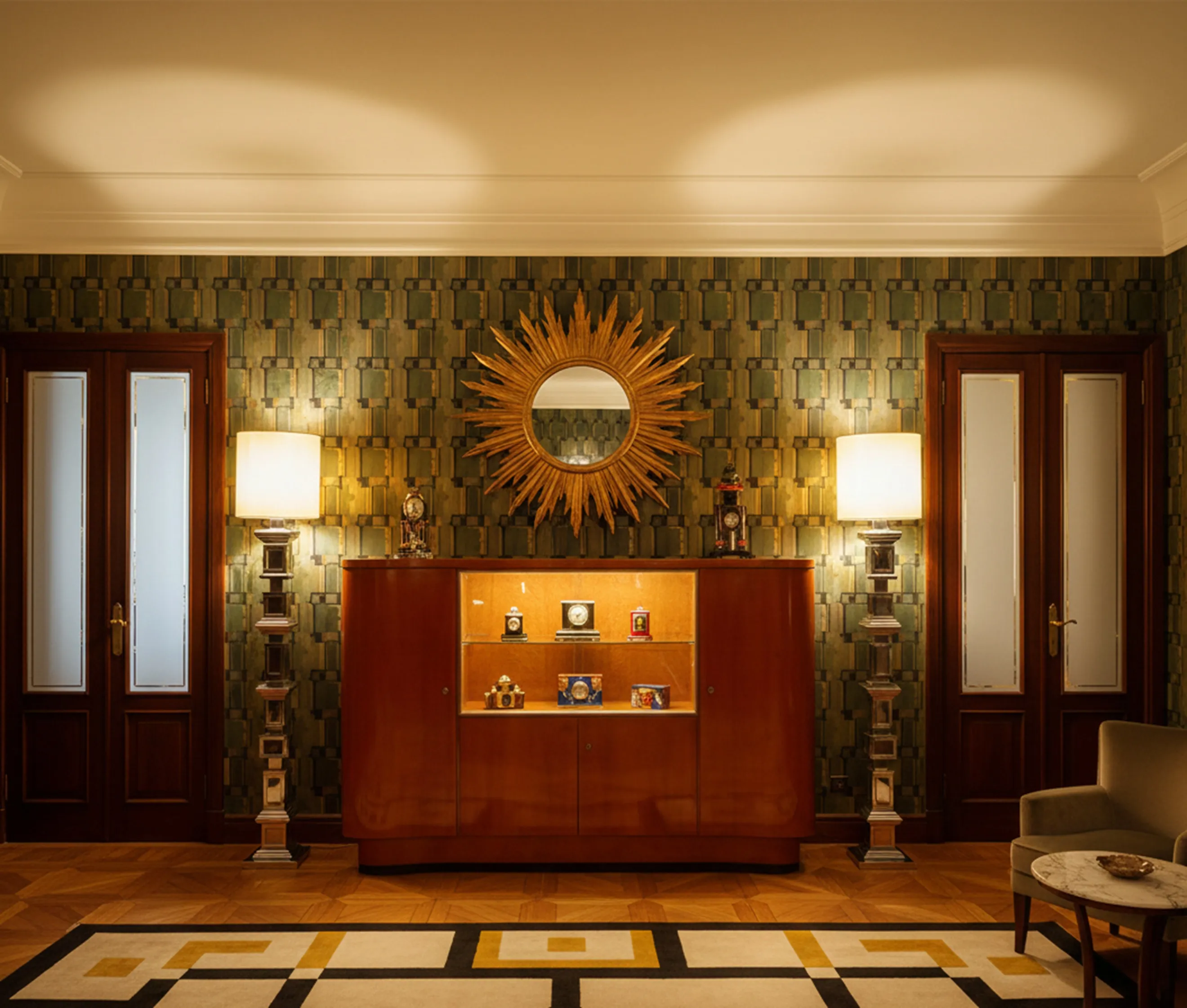 고전적인 장식이 있는 앤티크 칵테일 캐비닛, 아늑한 분위기.