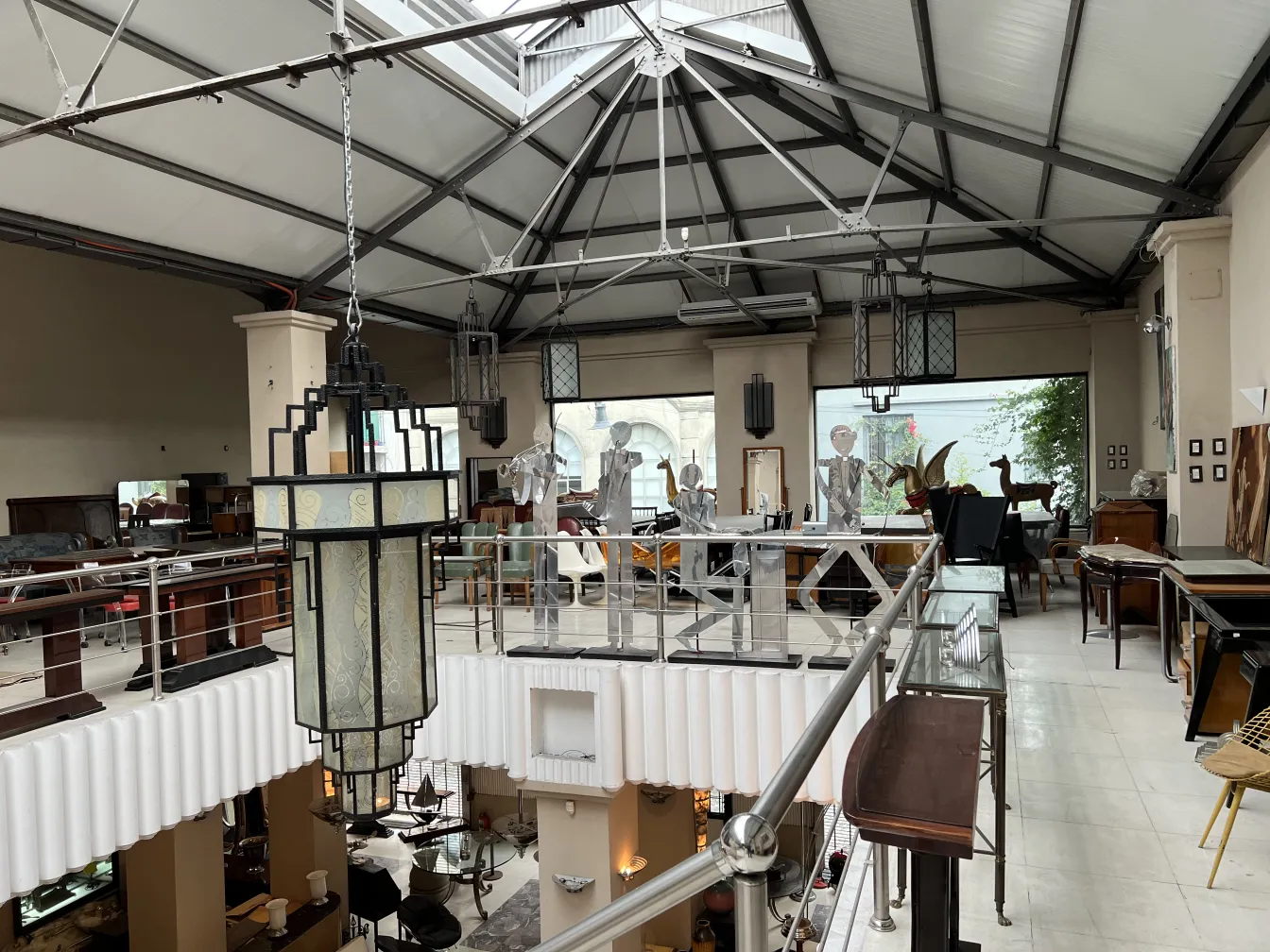 lanterna decorativa antiga pendurada em sala clara com móveis