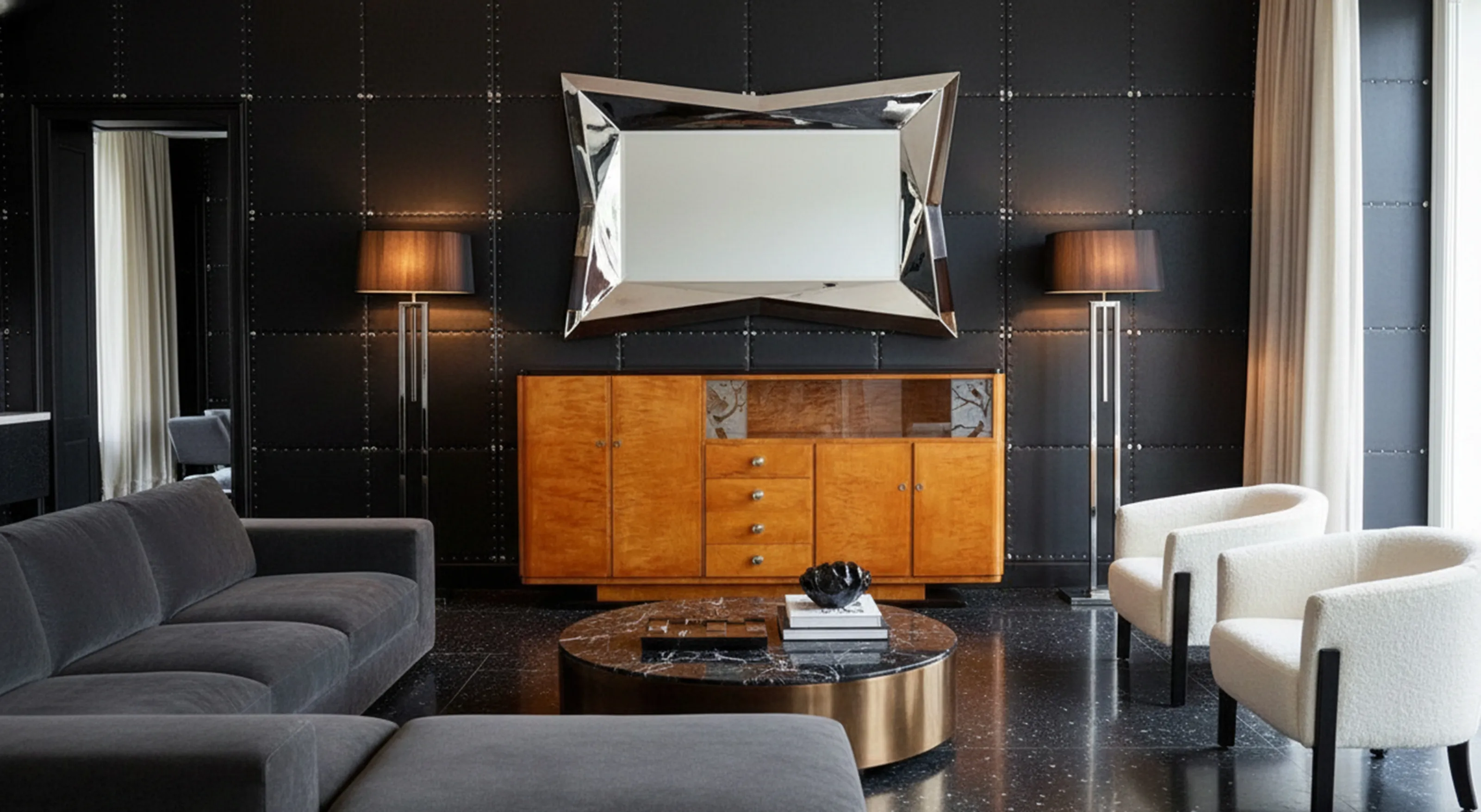 بوفيه قديم مع قمة زخرفية وجو مظلم متباين