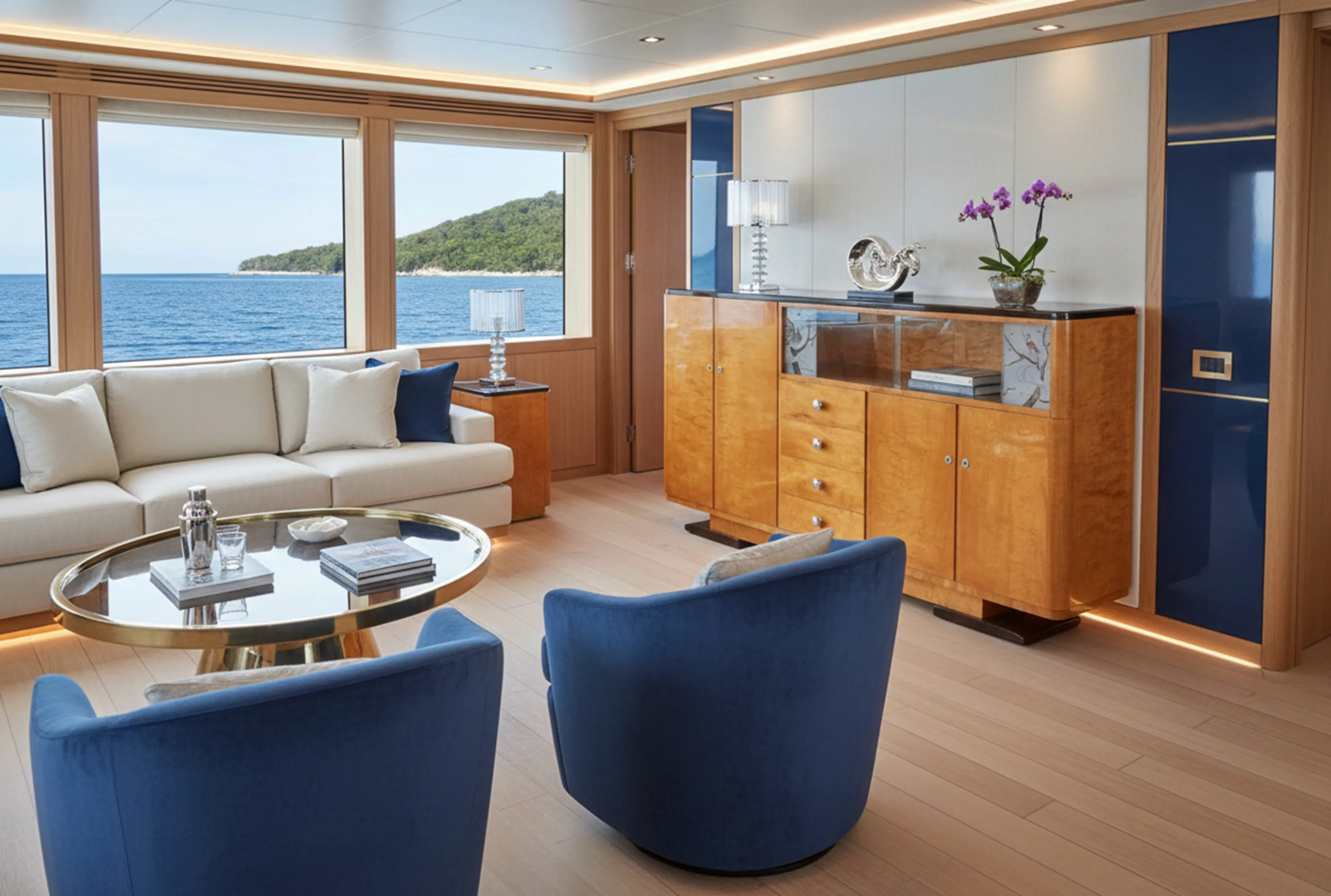 bibliothèque antique dans un salon moderne avec vue sur la mer