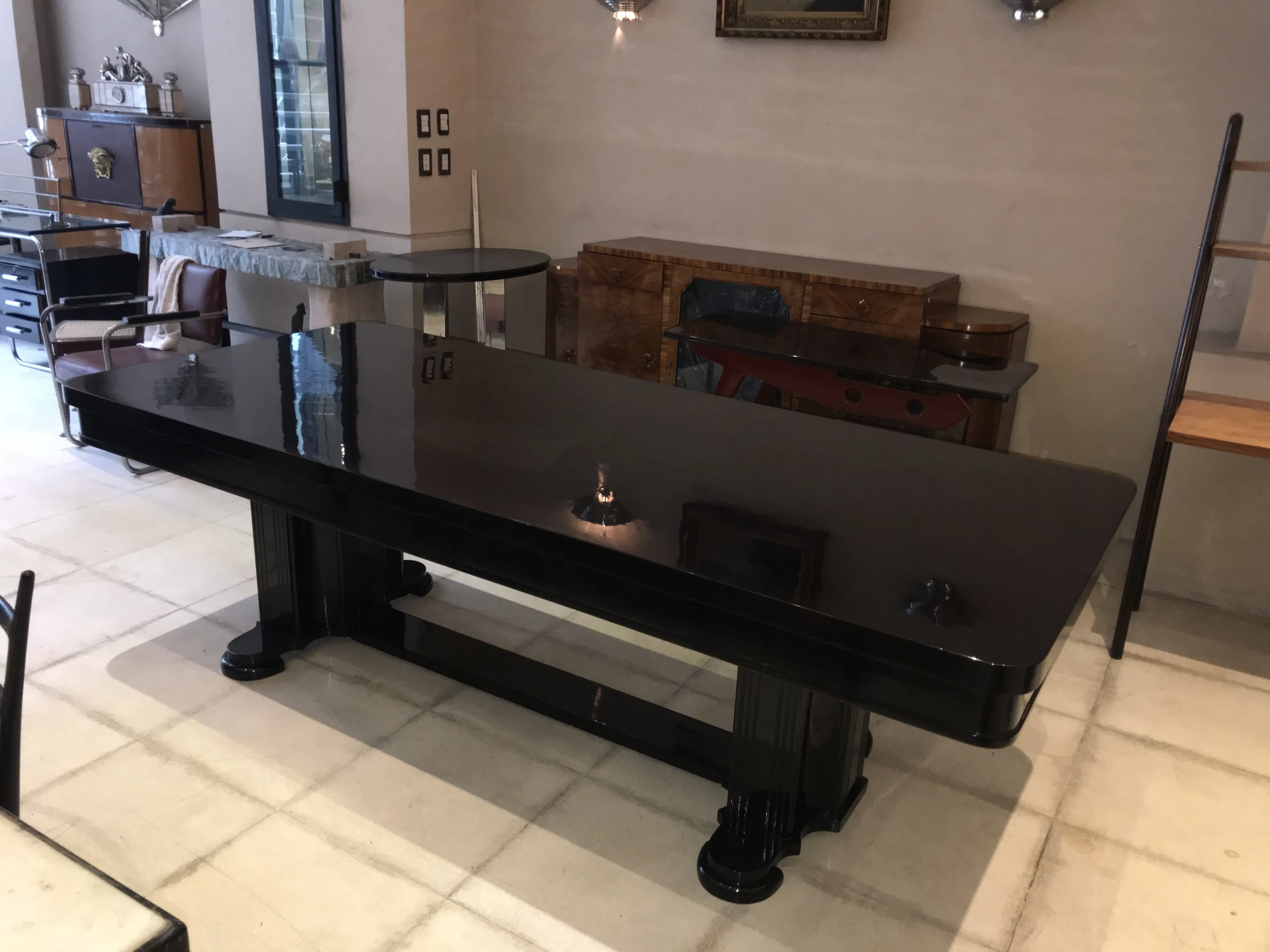 Tavolo da pranzo antico con design Art Deco per 10 persone, in un ambiente elegante