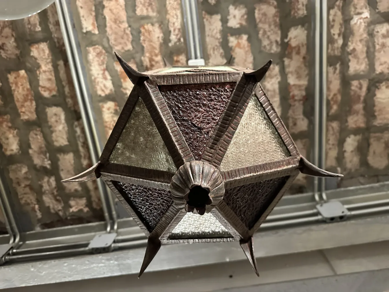 farola antiga com painéis de vidro em tons de marrom