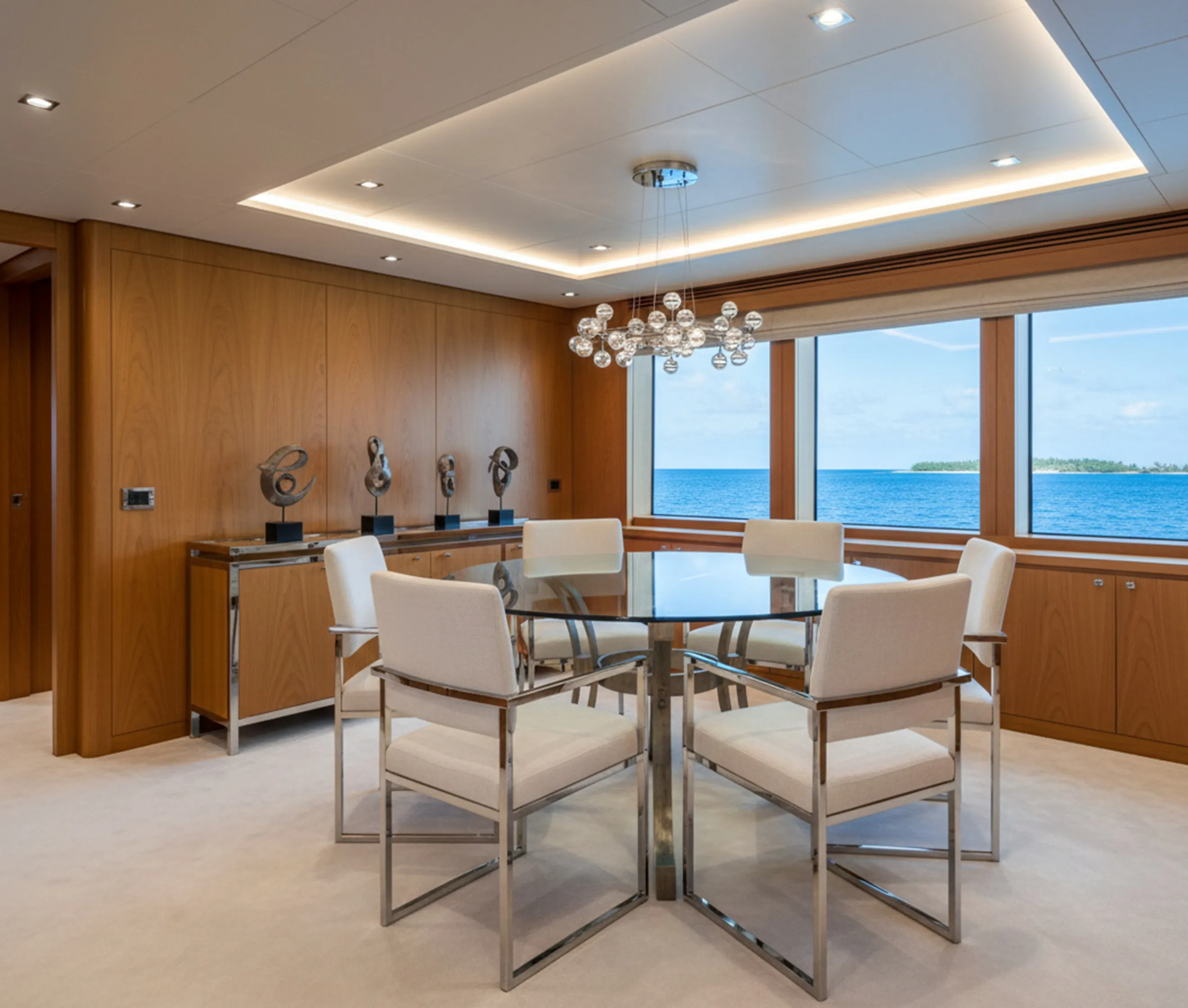 Table à manger ancienne pour 6 personnes, dans un cadre élégant, vue sur la mer.