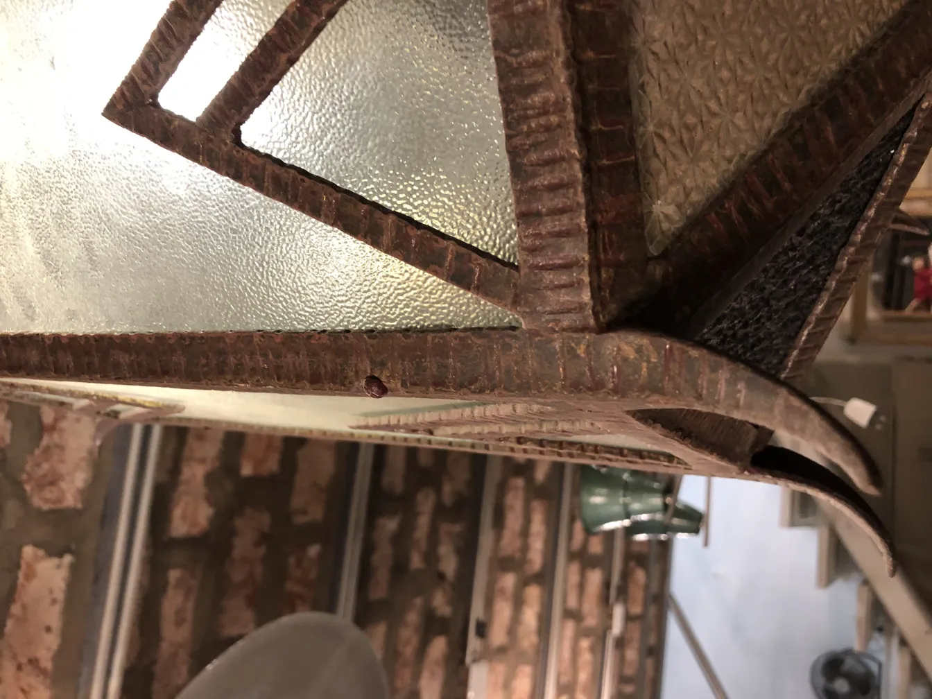 テクスチャガラスとエレガントなデザインの付いたアンティークランタンの煉瓦の背景