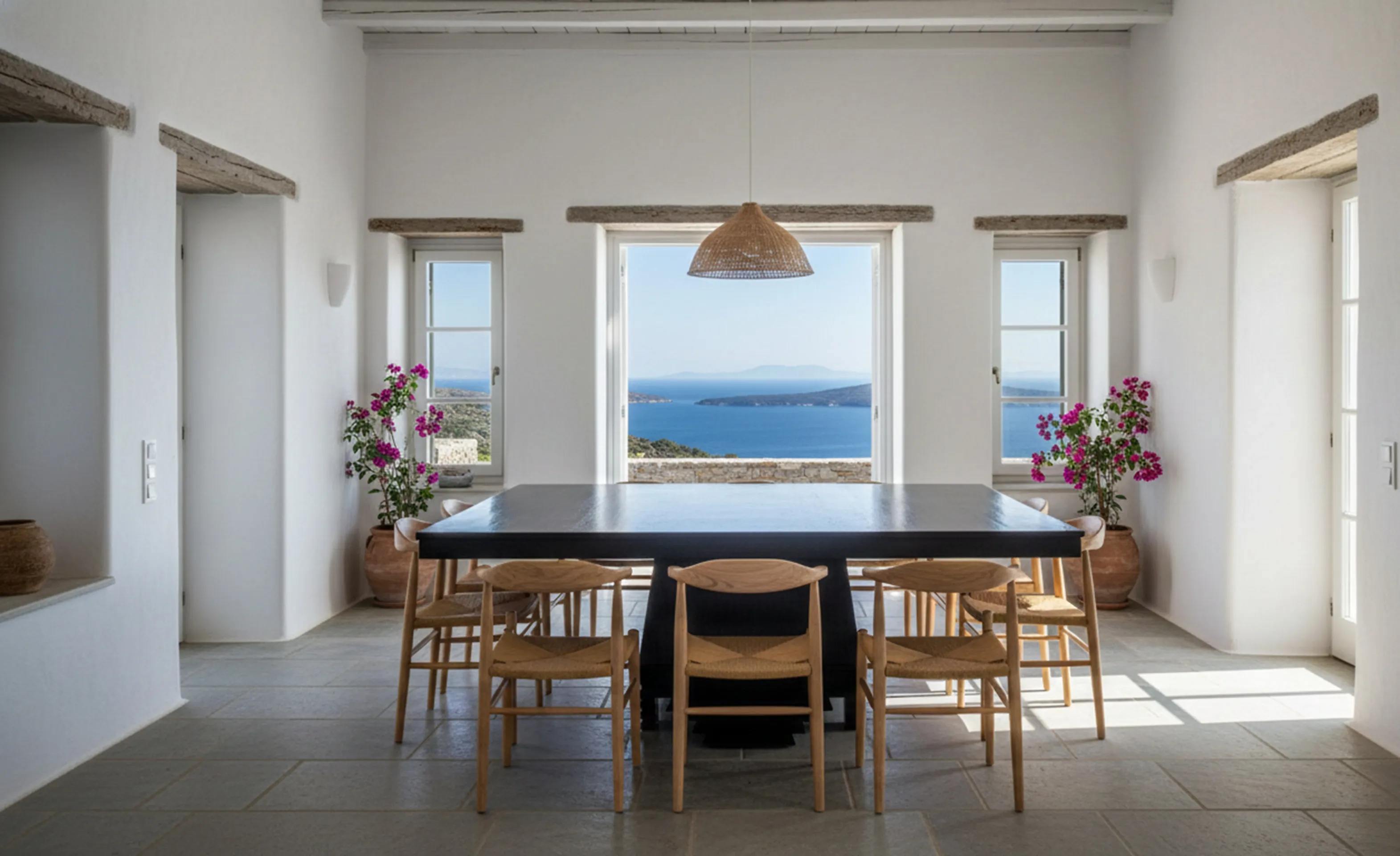 8인용의 고전식 식탁, 밝은 공간에 둘러싸여 바다 전망을 제공합니다.