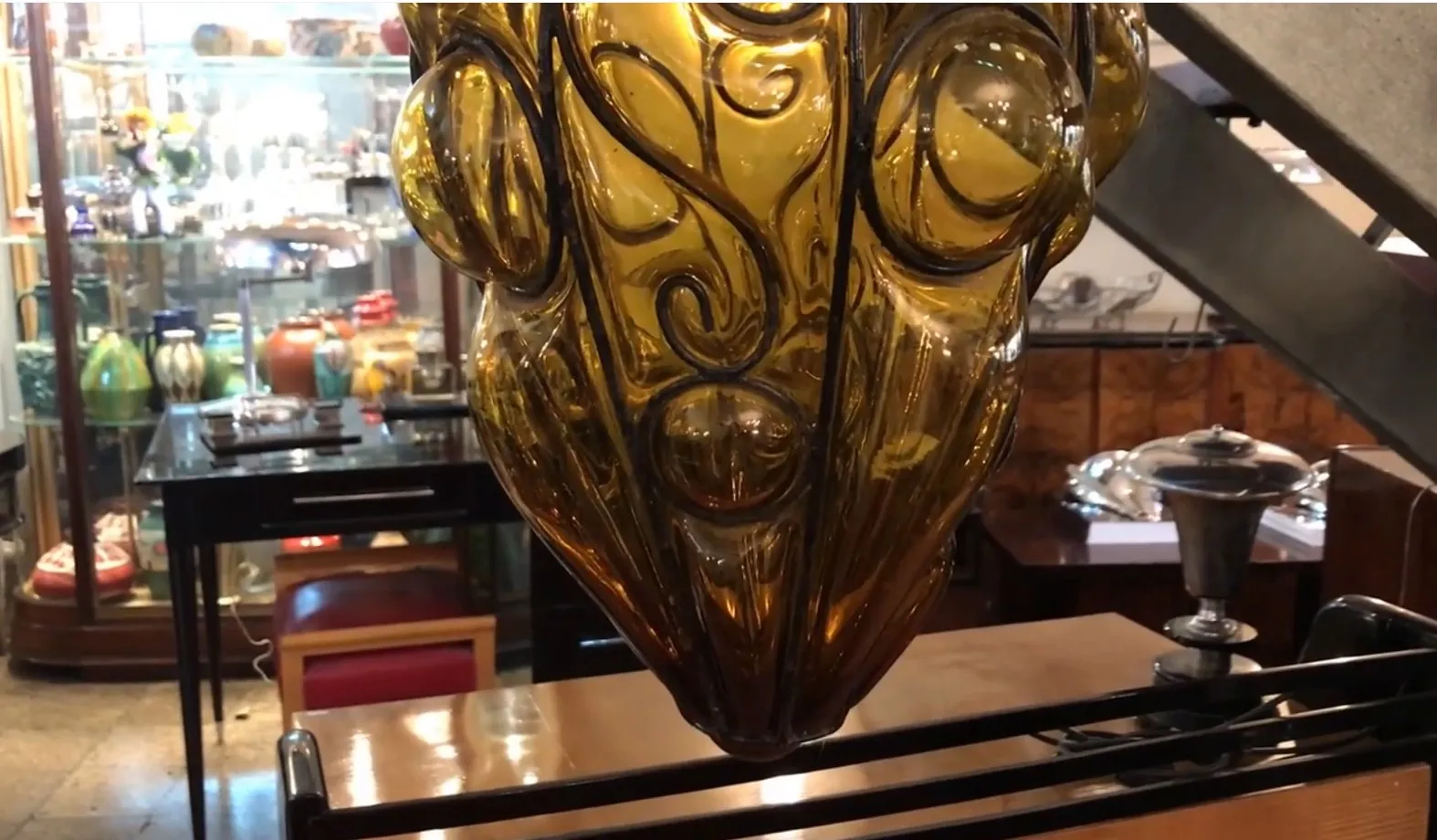 lanterna antica decorativa di colore ambra con dettagli intricati