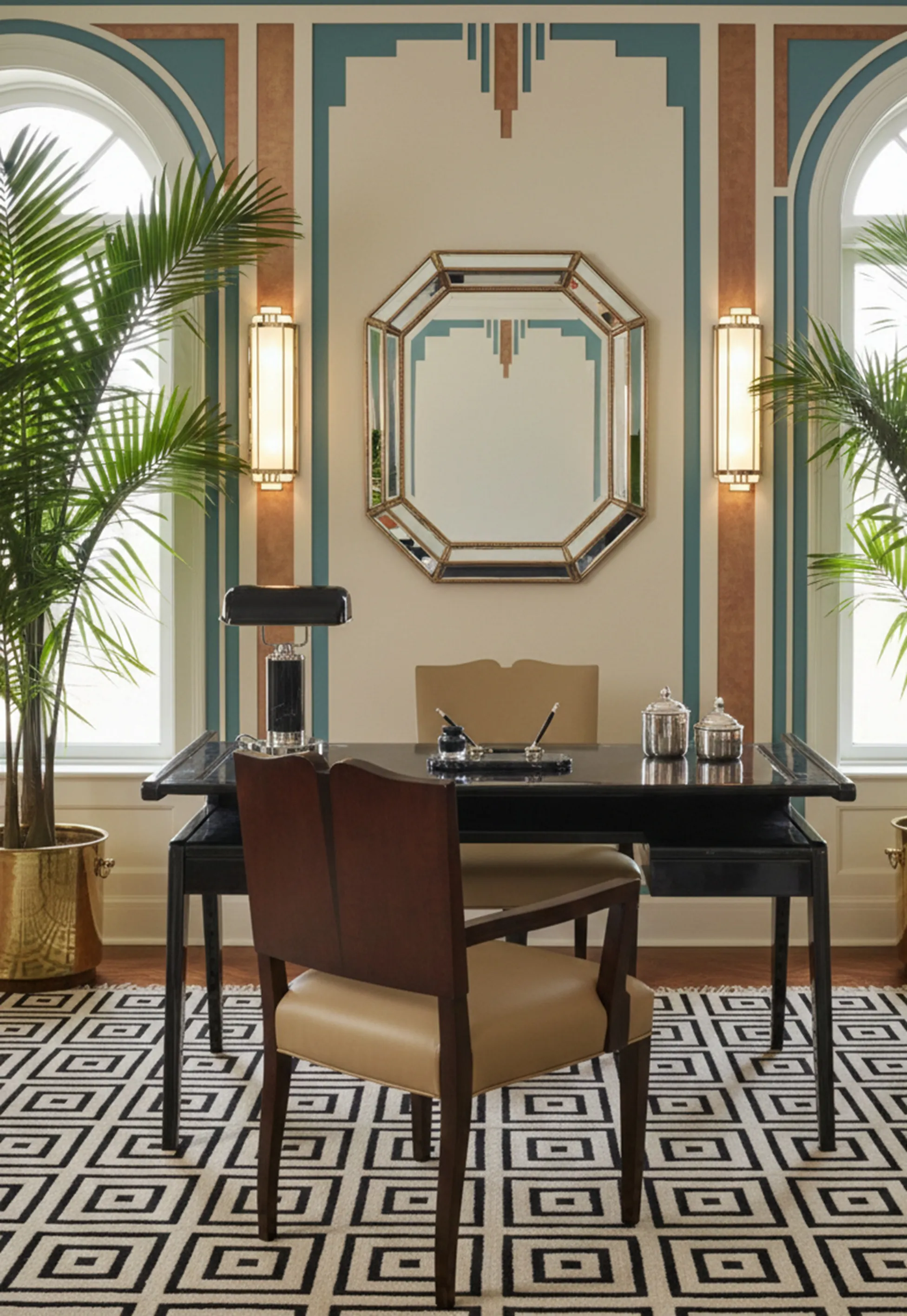 escritorio antiguo negro con lámpara y silla en ambiente elegante