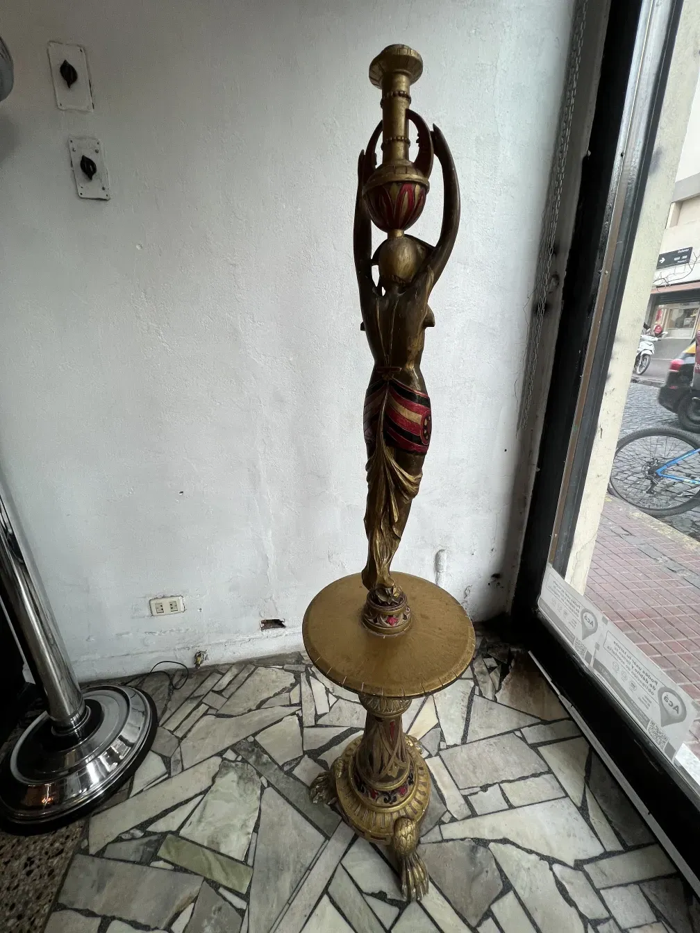 金色の装飾のある立った彫刻