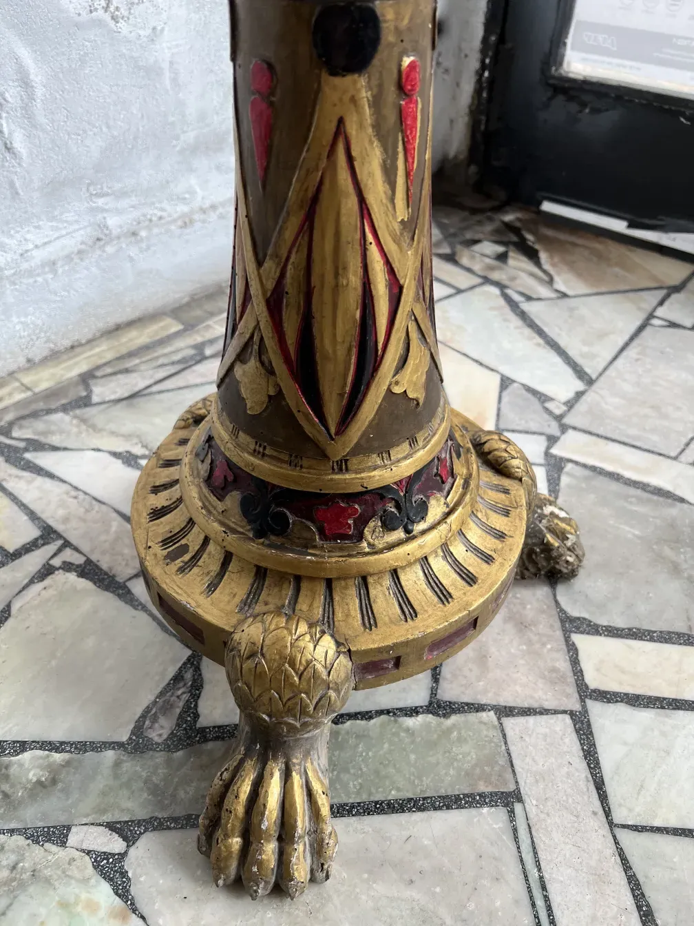 基部に彫刻された装飾的な詳細を持つ古い彫刻。