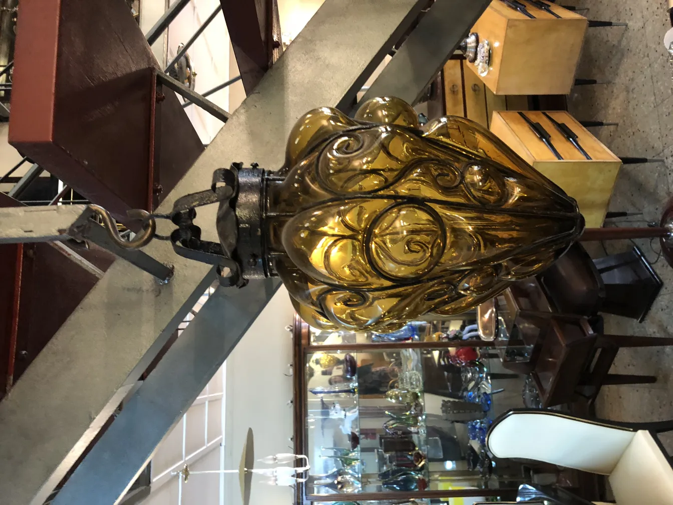 Farol antiguo con diseños ornamentales en relieve