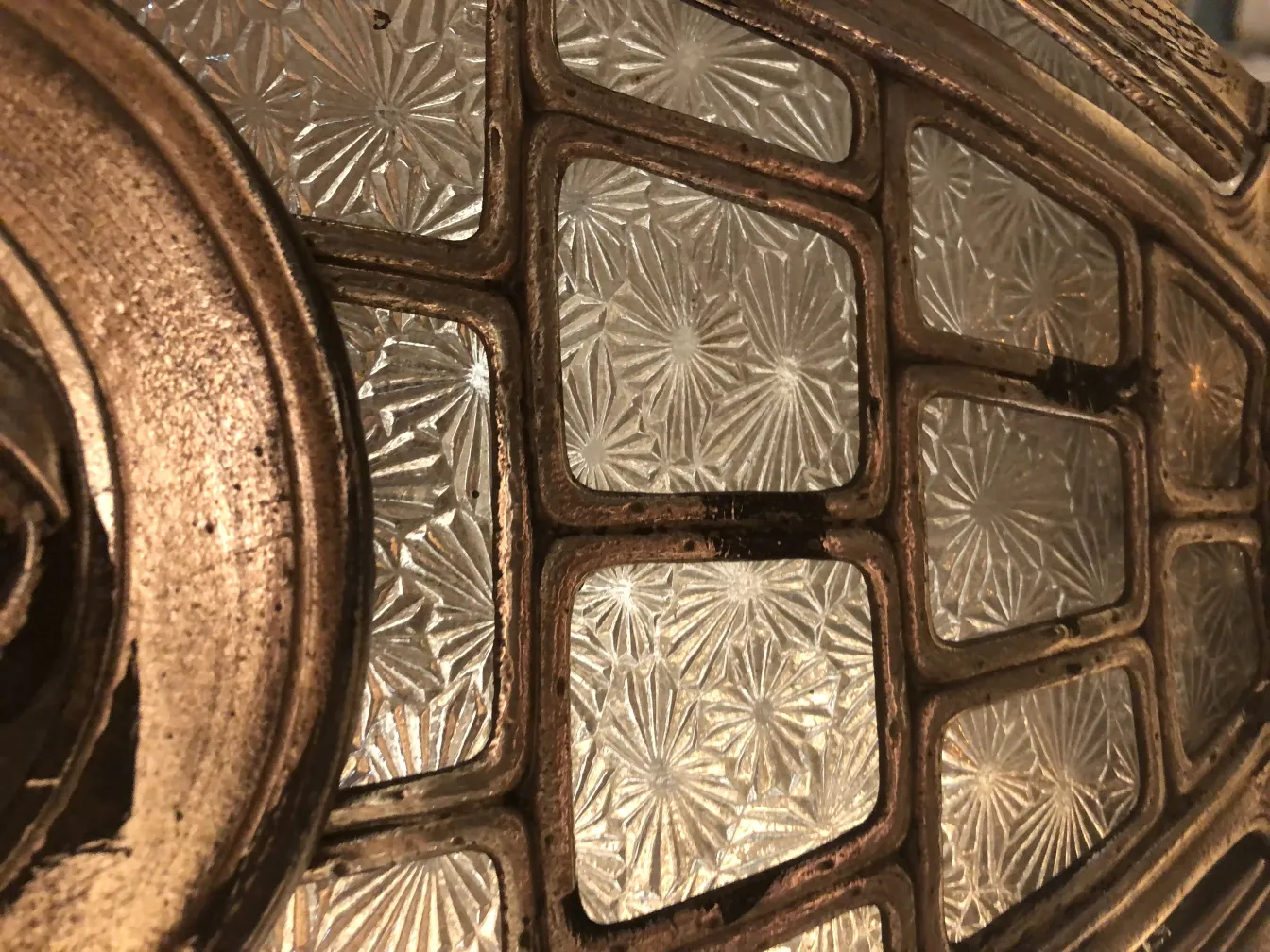 Lanterne ancienne avec verre décoratif et cadre en métal