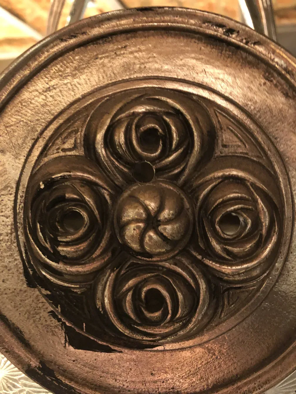 Lâmpada de teto antiga com decoração de rosas estilo Mackintosh.