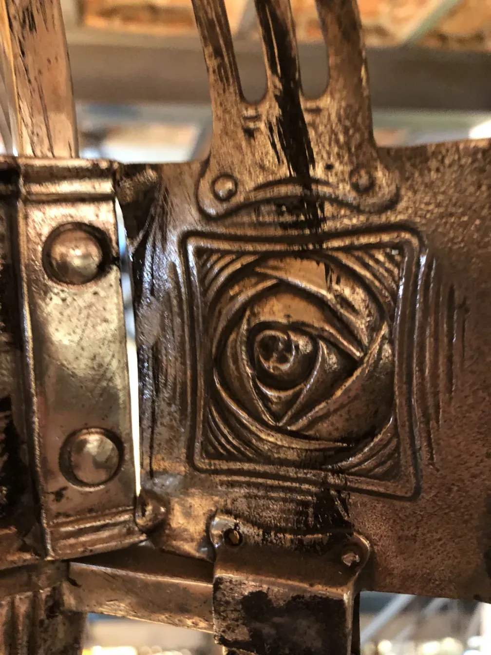 맥킨토시의 독특한 디자인이 특징인 고전 교수형 램프, 장식적이고 우아함