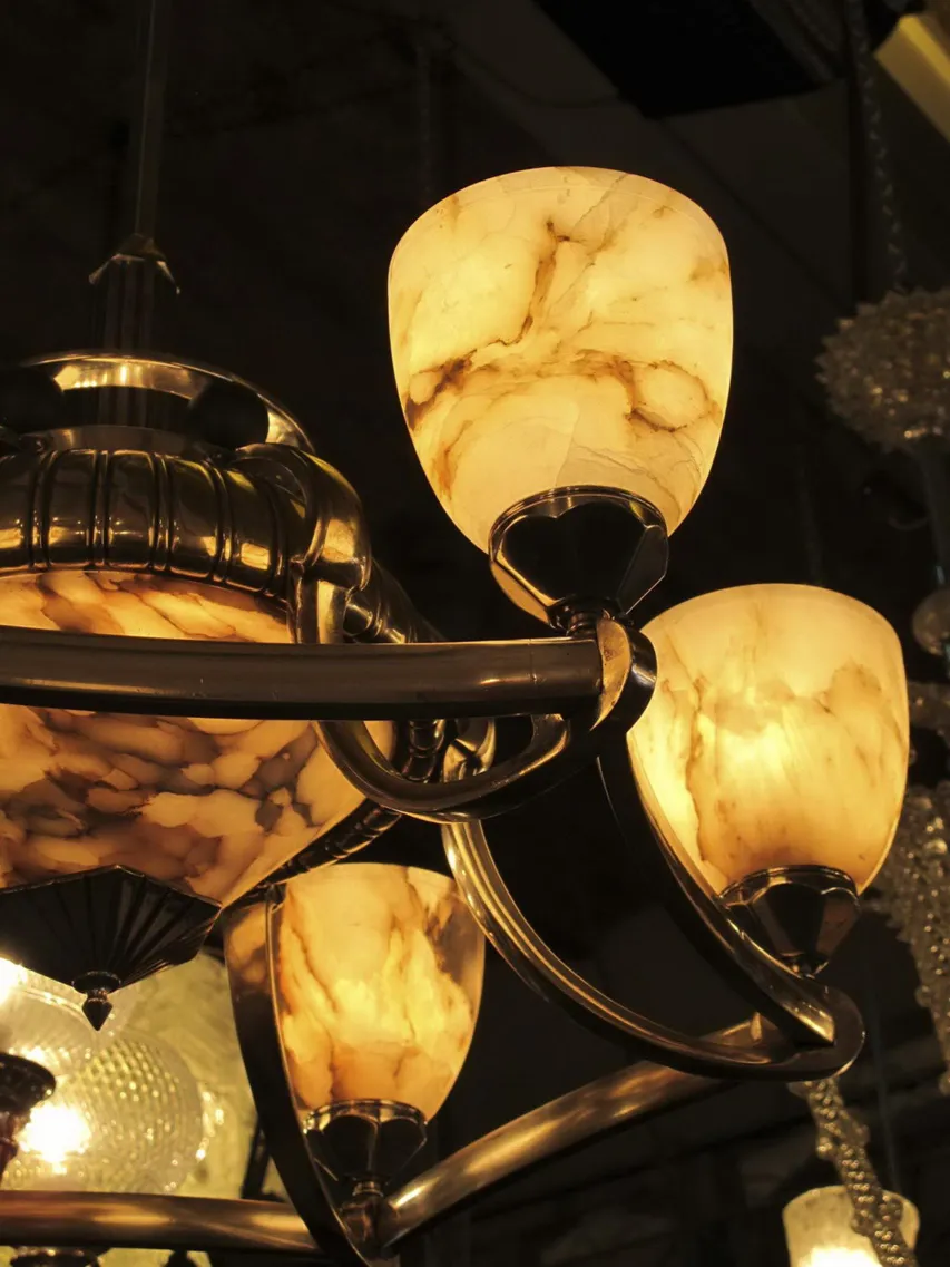 lampara de techo antigua con detalles art deco y luces suaves