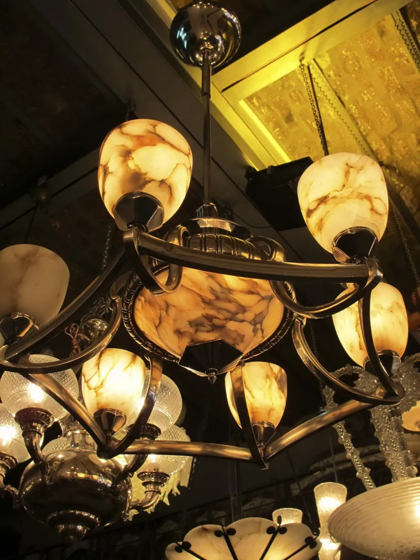 Lámpara de techo antigua, diseño Art Deco, luces brillantes.