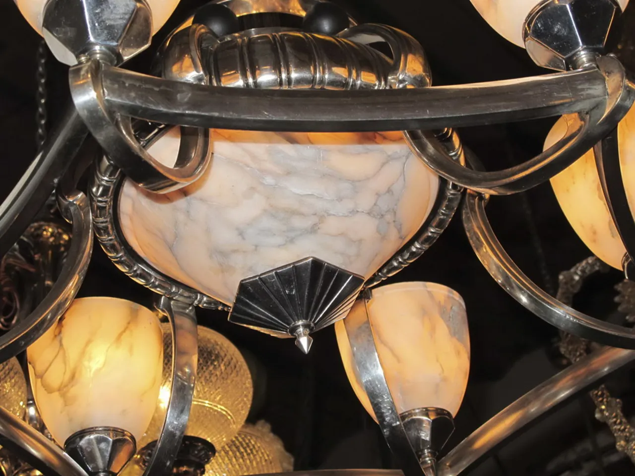 antike Hängelampe im Art-Déco-Stil mit eleganten Details