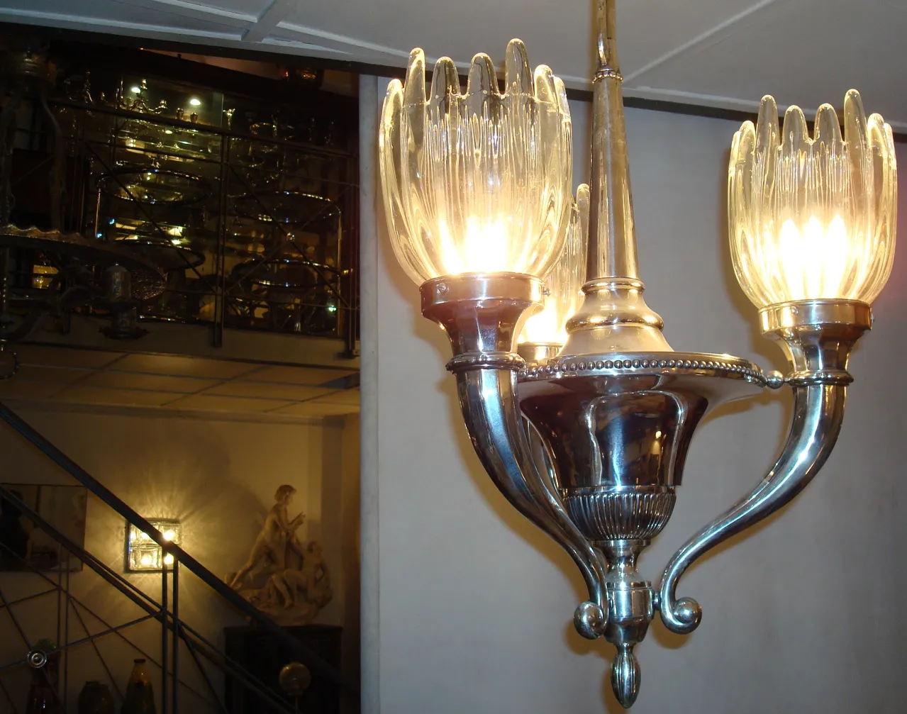 lampara de techo antigua de dos luces en un entorno elegante