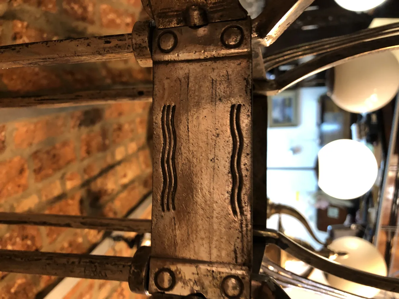 Farola antiga de metal com design decorativo em um ambiente acolhedor