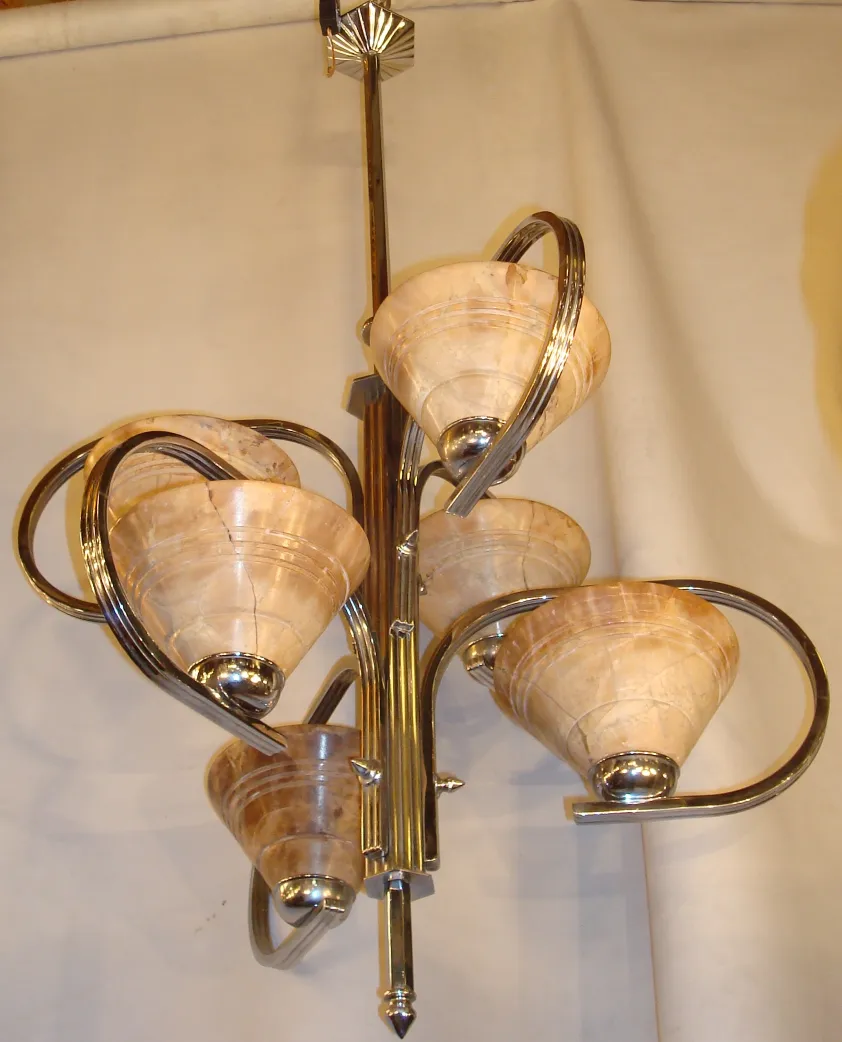 lampada a sospensione antica in stile art deco con design curvo in un ambiente elegante