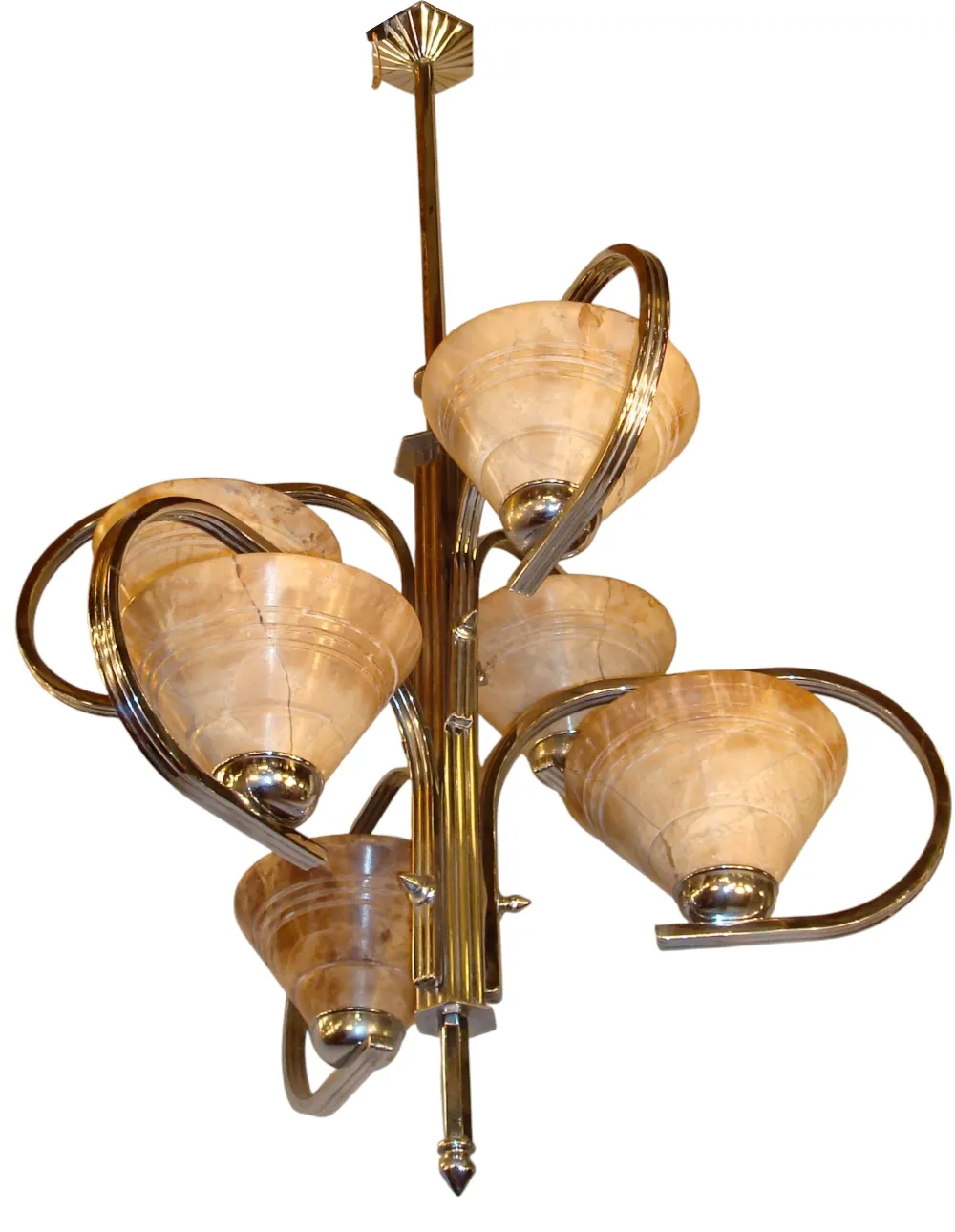 Lustre antique avec des formes élégantes et une couleur claire, ambiance chaleureuse.